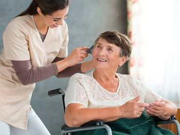 Residencial Torrefuentes enfermera con mujer en silla de ruedas